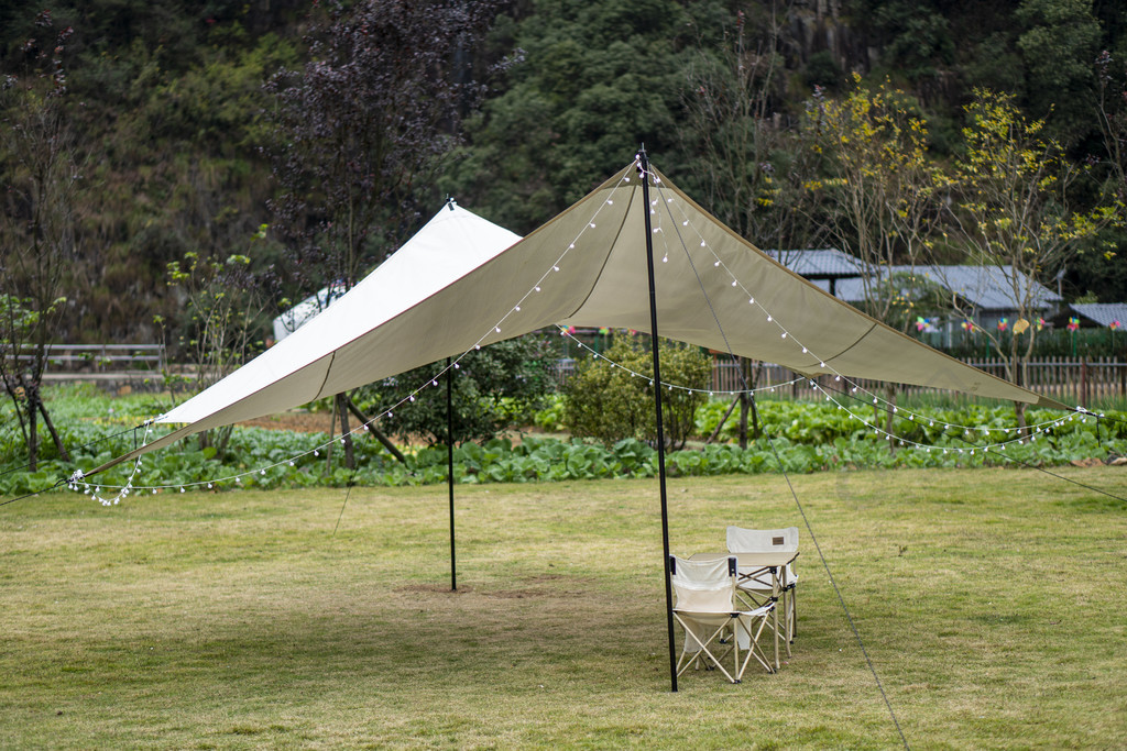 草坪上的星空剧场 户外露营天幕帐篷新体验